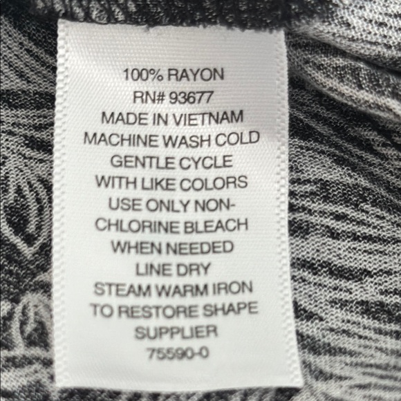 a.n.a Black and White Floral Blouse - Picture 9 of 9